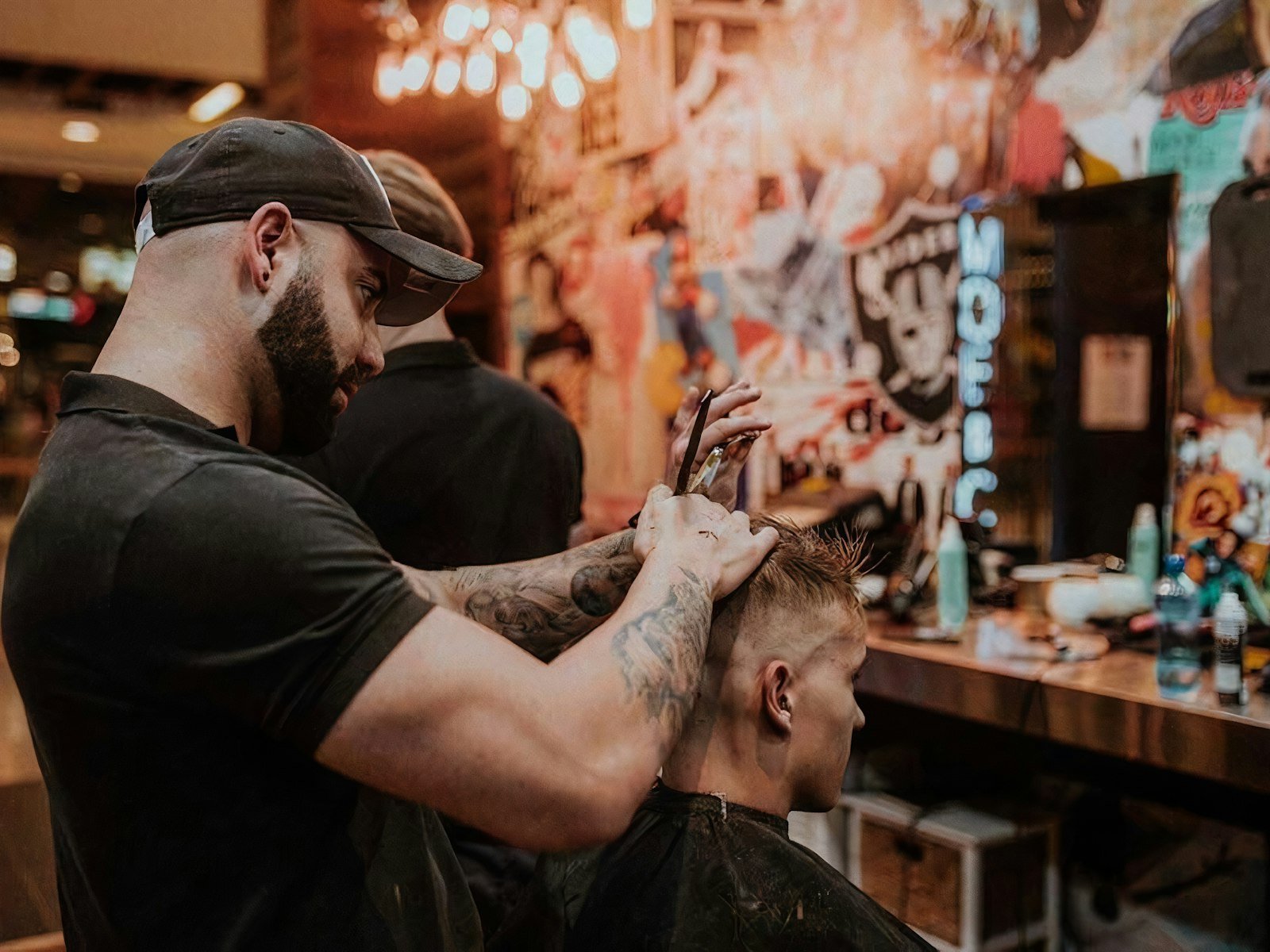 Barber bei der Arbeit im Sevilla Barbershop Wernigerode